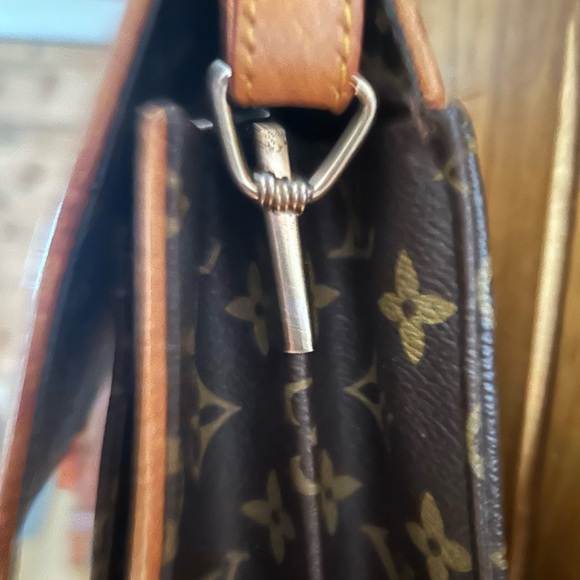 Authentic Louis Vuitton front clasp won’t shut. - Picture 2 of 10